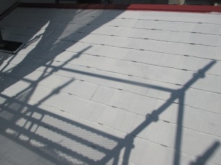 屋根の下塗りを行い、雨漏り防止の縁切り部材を入れたところです。