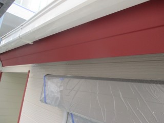 窓を汚さないようシートをし、鉄部にさび止め塗料を塗ります。