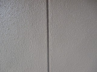 壁のひび割れもきれいになくなり、防水塗料が守ってくれるので安心です。